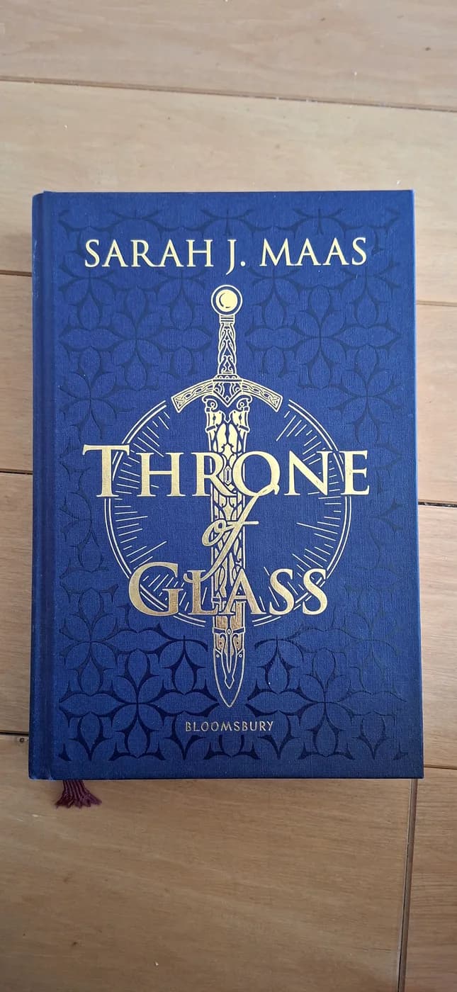 Throne of Glass (COLLECTOR'S EDITION) (Throne of Glass #1)